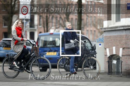 Amsterdam 1 maart 2019
Bridget Maasland verlaat haar nieuwe huis en gaat met een vriendin fietsend weg.