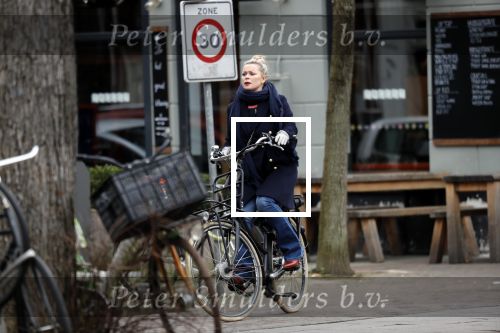 Amsterdam 1 maart 2019
Bridget Maasland verlaat haar nieuwe huis en gaat met een vriendin fietsend weg.