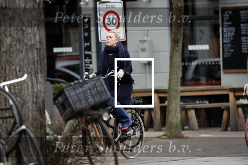 Amsterdam 1 maart 2019
Bridget Maasland verlaat haar nieuwe huis en gaat met een vriendin fietsend weg.