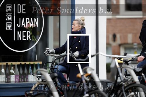 Amsterdam 1 maart 2019
Bridget Maasland verlaat haar nieuwe huis en gaat met een vriendin fietsend weg.