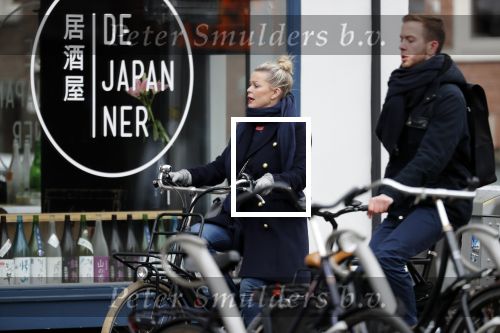 Amsterdam 1 maart 2019
Bridget Maasland verlaat haar nieuwe huis en gaat met een vriendin fietsend weg.