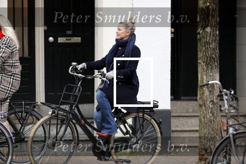 Amsterdam 1 maart 2019
Bridget Maasland verlaat haar nieuwe huis en gaat met een vriendin fietsend weg.