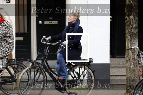 Amsterdam 1 maart 2019
Bridget Maasland verlaat haar nieuwe huis en gaat met een vriendin fietsend weg.