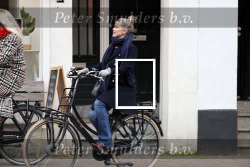 Amsterdam 1 maart 2019
Bridget Maasland verlaat haar nieuwe huis en gaat met een vriendin fietsend weg.
