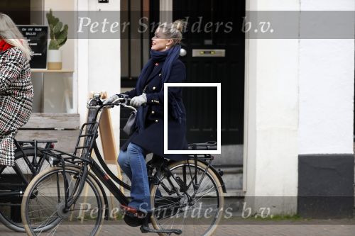 Amsterdam 1 maart 2019
Bridget Maasland verlaat haar nieuwe huis en gaat met een vriendin fietsend weg.