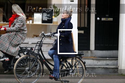 Amsterdam 1 maart 2019
Bridget Maasland verlaat haar nieuwe huis en gaat met een vriendin fietsend weg.