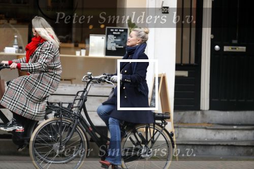 Amsterdam 1 maart 2019
Bridget Maasland verlaat haar nieuwe huis en gaat met een vriendin fietsend weg.