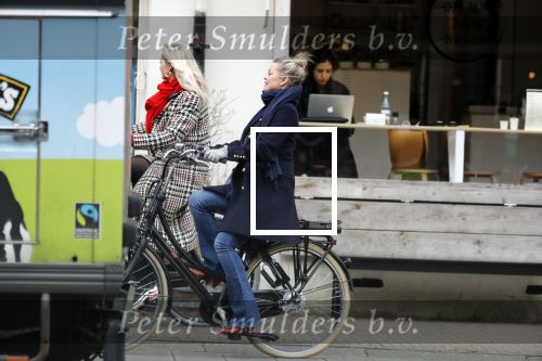 Amsterdam 1 maart 2019
Bridget Maasland verlaat haar nieuwe huis en gaat met een vriendin fietsend weg.