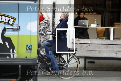 Amsterdam 1 maart 2019
Bridget Maasland verlaat haar nieuwe huis en gaat met een vriendin fietsend weg.