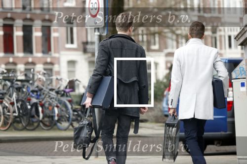 Amsterdam 1 maart 2019
Bridget Maasland verlaat haar nieuwe huis en gaat met een vriendin fietsend weg. Stoffeerders gaan weg bij Bridget