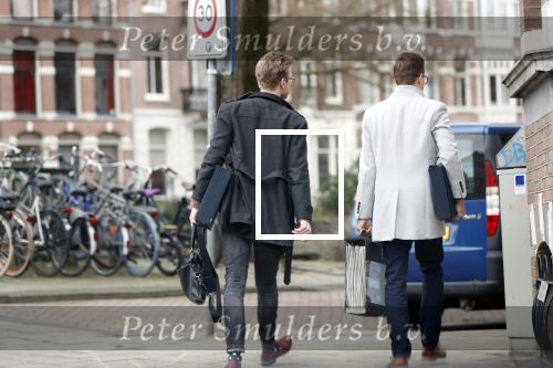 Amsterdam 1 maart 2019
Bridget Maasland verlaat haar nieuwe huis en gaat met een vriendin fietsend weg. Stoffeerders gaan weg bij Bridget