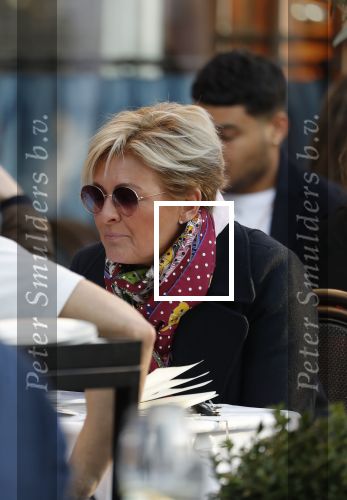 Amsterdam 27 juli 2019
Caroline Tensen op terras met haar zoon Bob.