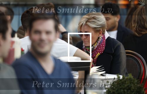 Amsterdam 27 juli 2019
Caroline Tensen op terras met haar zoon Bob.