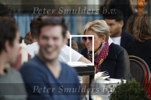 Amsterdam 27 juli 2019
Caroline Tensen op terras met haar zoon Bob.