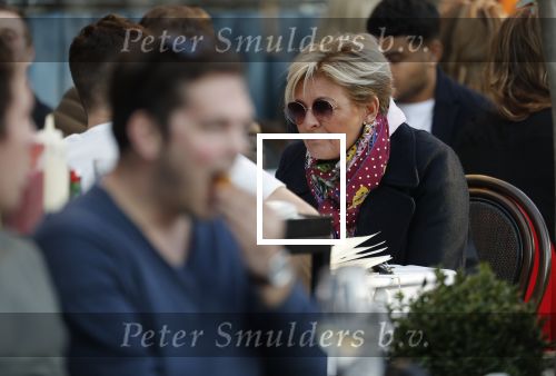 Amsterdam 27 juli 2019
Caroline Tensen op terras met haar zoon Bob.