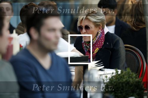 Amsterdam 27 juli 2019
Caroline Tensen op terras met haar zoon Bob.