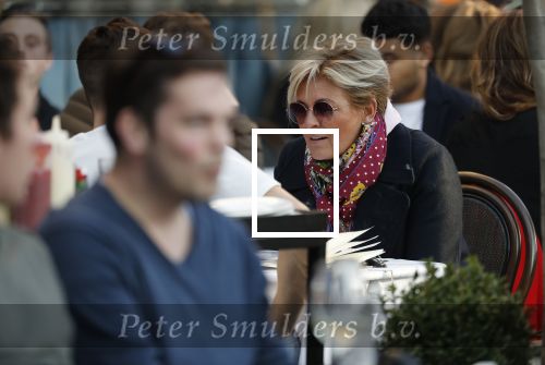 Amsterdam 27 juli 2019
Caroline Tensen op terras met haar zoon Bob.
