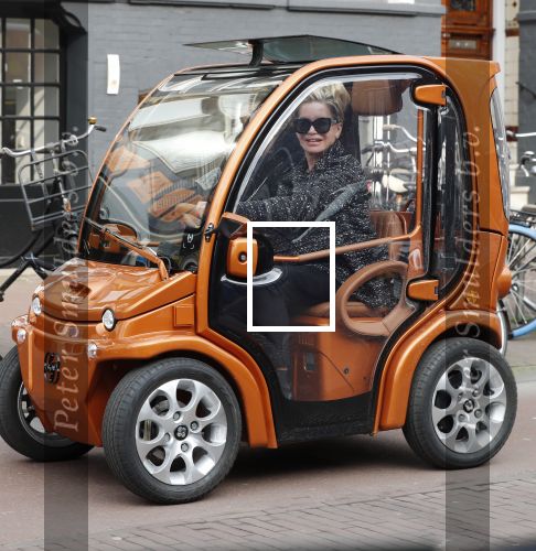 Amsterdam 28 februari 2019
Connie Witteman met een vriendin in haar Biro karretje ( Connieâ€™s creative car concept)