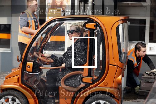 Amsterdam 28 februari 2019
Connie Witteman met een vriendin in haar Biro karretje ( Connieâ€™s creative car concept)