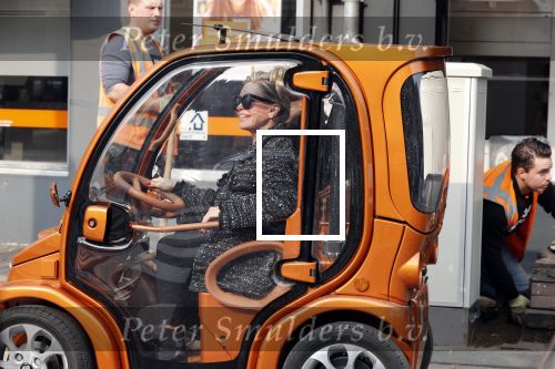Amsterdam 28 februari 2019
Connie Witteman met een vriendin in haar Biro karretje ( Connieâ€™s creative car concept)