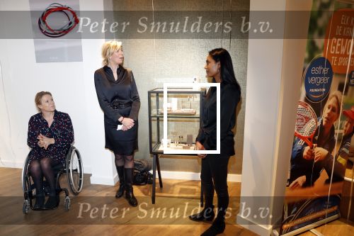 Amsterdam 4 februari 2019
Presentatie armbandje câ€™est Moi  (Art) voor de Esther Vergeer foundation.
Aanwezig zijn Esther Vergeer Quinty Trustfull Anouk Smulders Evelien de Bruijn en Mark Teurlings.