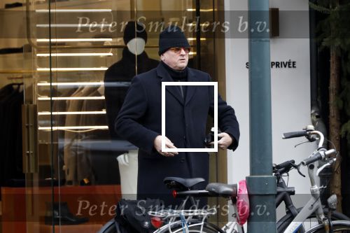 Amsterdam 13 februari 2019
Felix Rottenberg koopt bloemen op de cornelis schuytstraat en brengt ze naar oud burgemeester Ed V Tijn .
