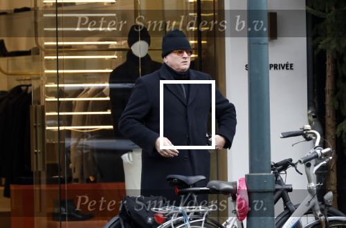 Amsterdam 13 februari 2019
Felix Rottenberg koopt bloemen op de cornelis schuytstraat en brengt ze naar oud burgemeester Ed V Tijn .