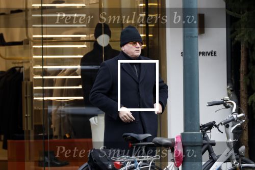 Amsterdam 13 februari 2019
Felix Rottenberg koopt bloemen op de cornelis schuytstraat en brengt ze naar oud burgemeester Ed V Tijn .