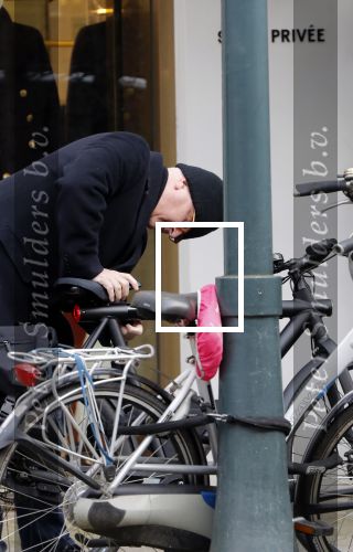 Amsterdam 13 februari 2019
Felix Rottenberg koopt bloemen op de cornelis schuytstraat en brengt ze naar oud burgemeester Ed V Tijn .