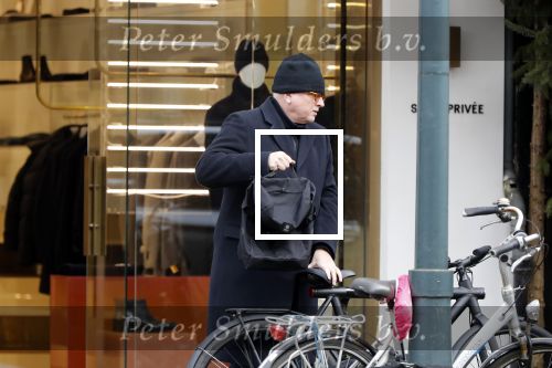 Amsterdam 13 februari 2019
Felix Rottenberg koopt bloemen op de cornelis schuytstraat en brengt ze naar oud burgemeester Ed V Tijn .