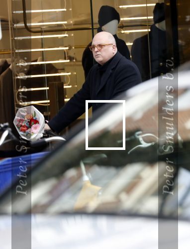 Amsterdam 13 februari 2019
Felix Rottenberg koopt bloemen op de cornelis schuytstraat en brengt ze naar oud burgemeester Ed V Tijn .