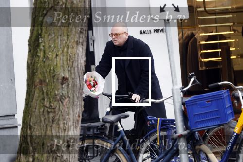 Amsterdam 13 februari 2019
Felix Rottenberg koopt bloemen op de cornelis schuytstraat en brengt ze naar oud burgemeester Ed V Tijn .