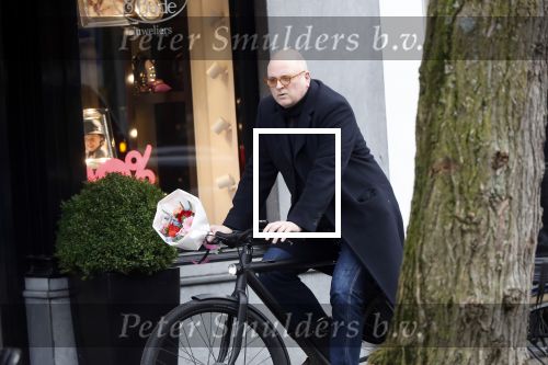 Amsterdam 13 februari 2019
Felix Rottenberg koopt bloemen op de cornelis schuytstraat en brengt ze naar oud burgemeester Ed V Tijn .