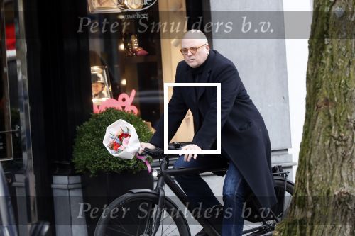 Amsterdam 13 februari 2019
Felix Rottenberg koopt bloemen op de cornelis schuytstraat en brengt ze naar oud burgemeester Ed V Tijn .