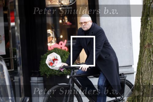Amsterdam 13 februari 2019
Felix Rottenberg koopt bloemen op de cornelis schuytstraat en brengt ze naar oud burgemeester Ed V Tijn .