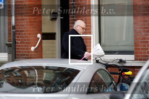 Amsterdam 13 februari 2019
Felix Rottenberg koopt bloemen op de cornelis schuytstraat en brengt ze naar oud burgemeester Ed V Tijn .