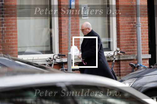 Amsterdam 13 februari 2019
Felix Rottenberg koopt bloemen op de cornelis schuytstraat en brengt ze naar oud burgemeester Ed V Tijn .