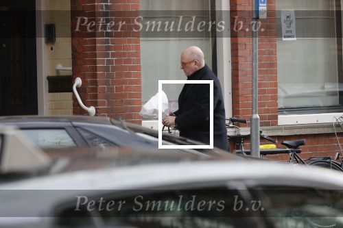 Amsterdam 13 februari 2019
Felix Rottenberg koopt bloemen op de cornelis schuytstraat en brengt ze naar oud burgemeester Ed V Tijn .