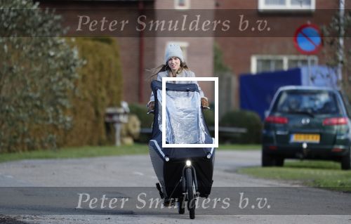 Vreeland 8 februari 2019
Inge Schrama op de bakfiets bij haar nieuwe huis in Vreeland.