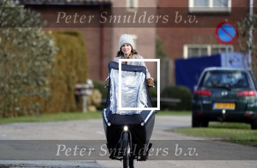 Vreeland 8 februari 2019
Inge Schrama op de bakfiets bij haar nieuwe huis in Vreeland.