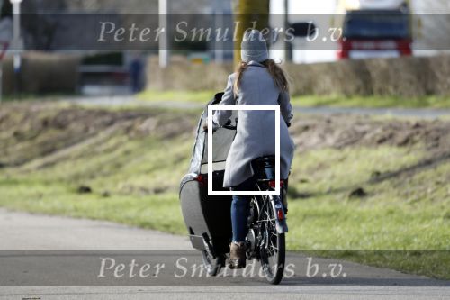 Vreeland 8 februari 2019
Inge Schrama op de bakfiets bij haar nieuwe huis in Vreeland.