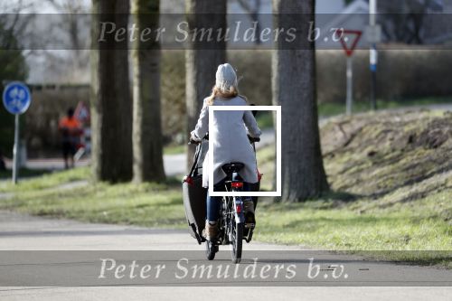 Vreeland 8 februari 2019
Inge Schrama op de bakfiets bij haar nieuwe huis in Vreeland.