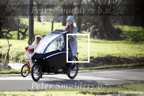 Vreeland 8 februari 2019
Inge Schrama op de bakfiets bij haar nieuwe huis in Vreeland.