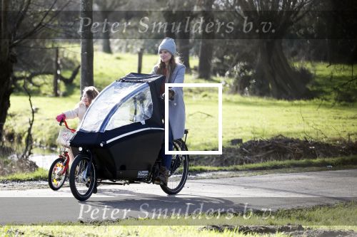 Vreeland 8 februari 2019
Inge Schrama op de bakfiets bij haar nieuwe huis in Vreeland.