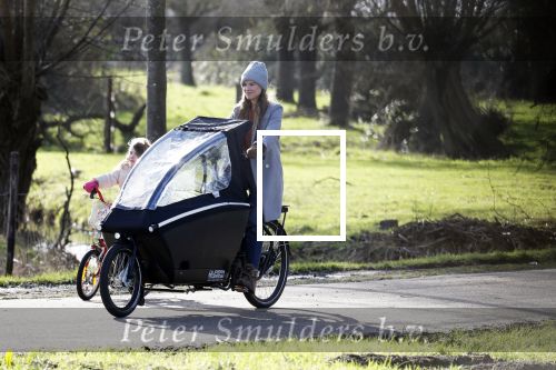 Vreeland 8 februari 2019
Inge Schrama op de bakfiets bij haar nieuwe huis in Vreeland.