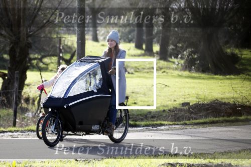 Vreeland 8 februari 2019
Inge Schrama op de bakfiets bij haar nieuwe huis in Vreeland.