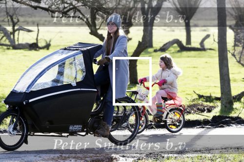 Vreeland 8 februari 2019
Inge Schrama op de bakfiets bij haar nieuwe huis in Vreeland.