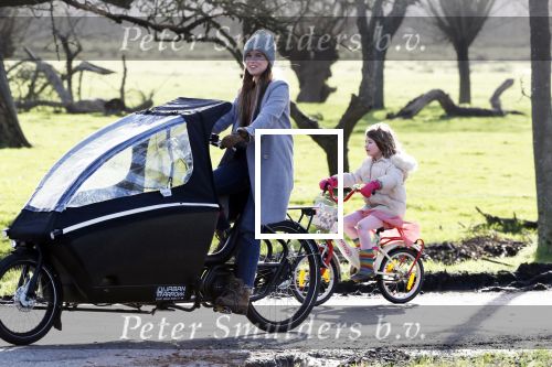 Vreeland 8 februari 2019
Inge Schrama op de bakfiets bij haar nieuwe huis in Vreeland.
