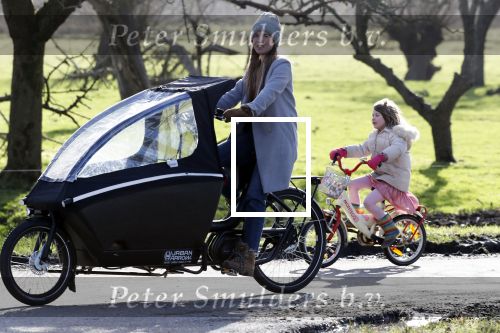 Vreeland 8 februari 2019
Inge Schrama op de bakfiets bij haar nieuwe huis in Vreeland.