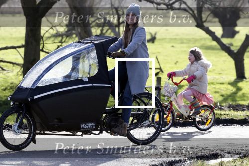 Vreeland 8 februari 2019
Inge Schrama op de bakfiets bij haar nieuwe huis in Vreeland.